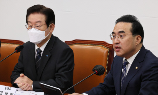 박홍근 민주당 원내대표가 지난 21일 국회에서 열린 최고위원회의에서 발언하고 있다. 왼쪽은 이재명 대표. 국회사진기자단=연합뉴스